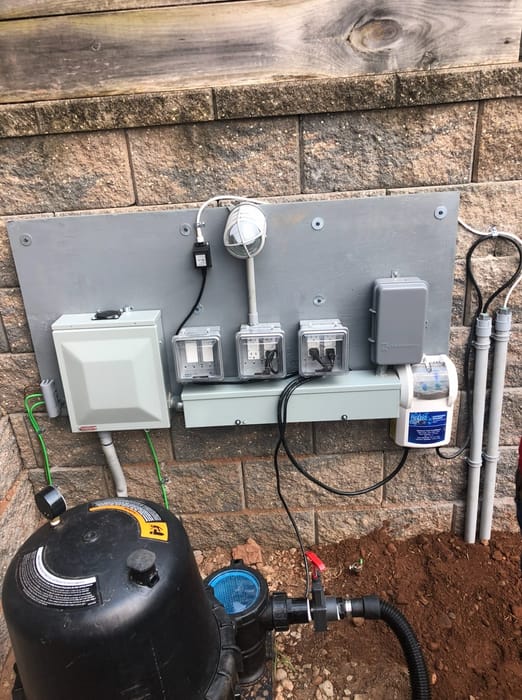 Pool and hot tub equipment wiring with disconnects